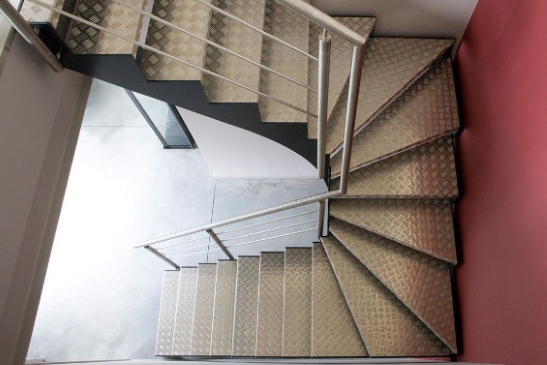 Применение рифленого листа на маршевых лестницах